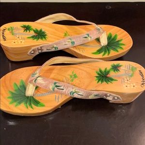 Woodies palm tree sandals. No defects.